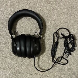 Onikuma black headphone. Missing cat ear attachment and earpiece microphone